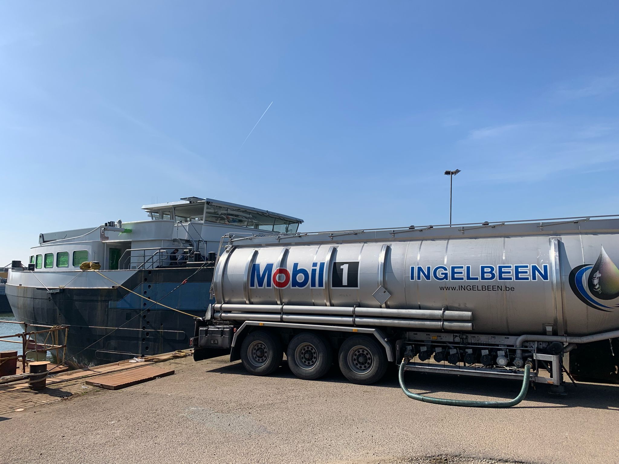Mobil marine distributor France - tanker truck at ship